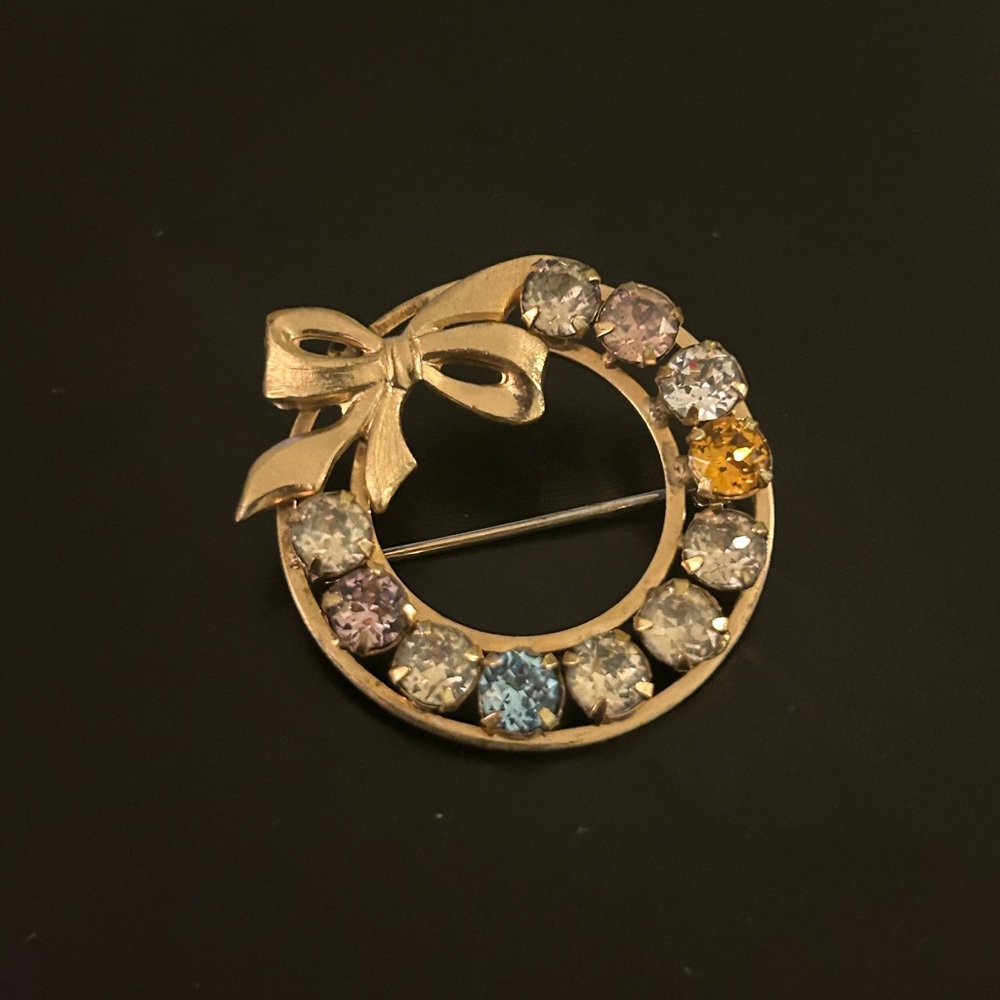 Tru Kay Gold with Gemstone Wreath Brooch